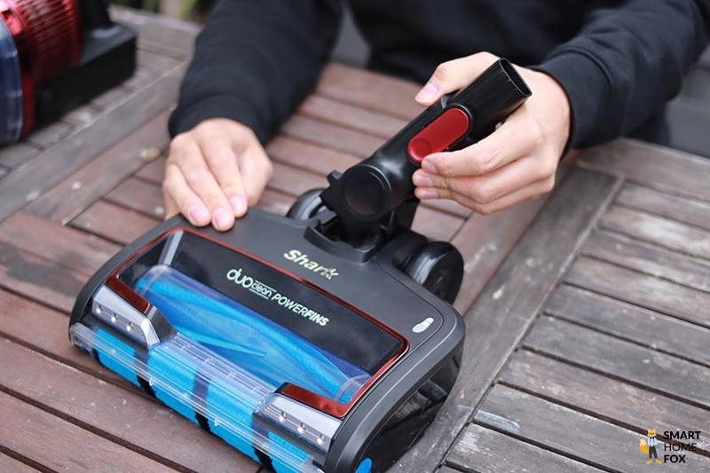 You can see the movable joint of the Shark Anti Hair Wrap cordless vacuum cleaner.